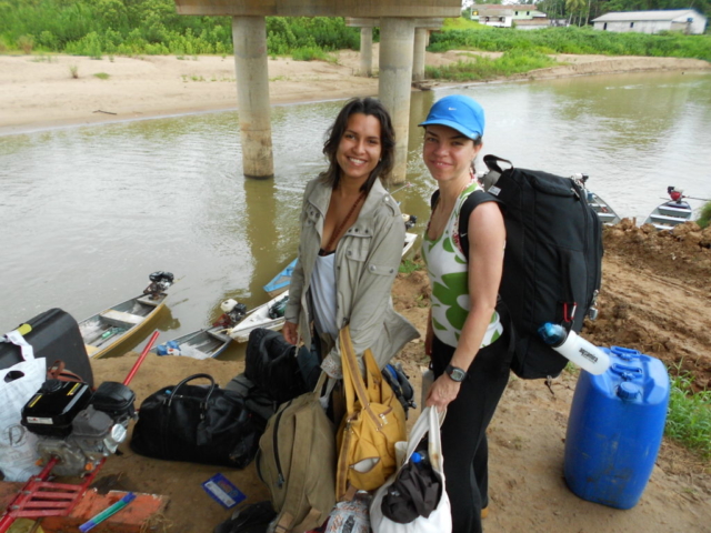 Lara e eu, no "check in" da canoa