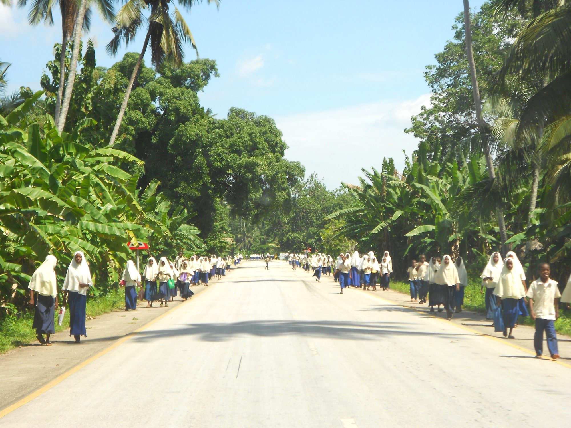 Crianças voltando da escola na estrada para Michamwi