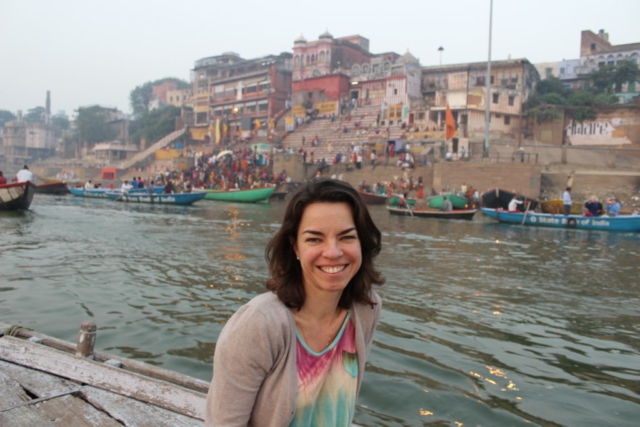 De barco para os rituais matutinos de Varanasi