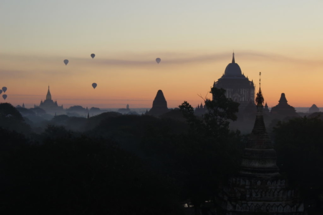 O horizonte de templos e balões em Bagan