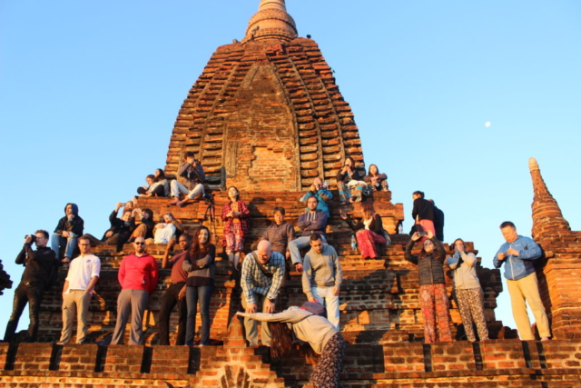 A maior densidade por m2: o nascer do sol em Bagan em cima do templo, rs