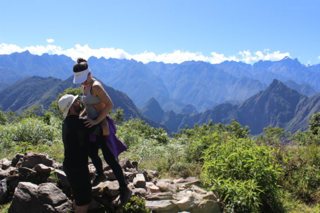 Machu Picchu ao fundo - e uma pessoa sem joelhos